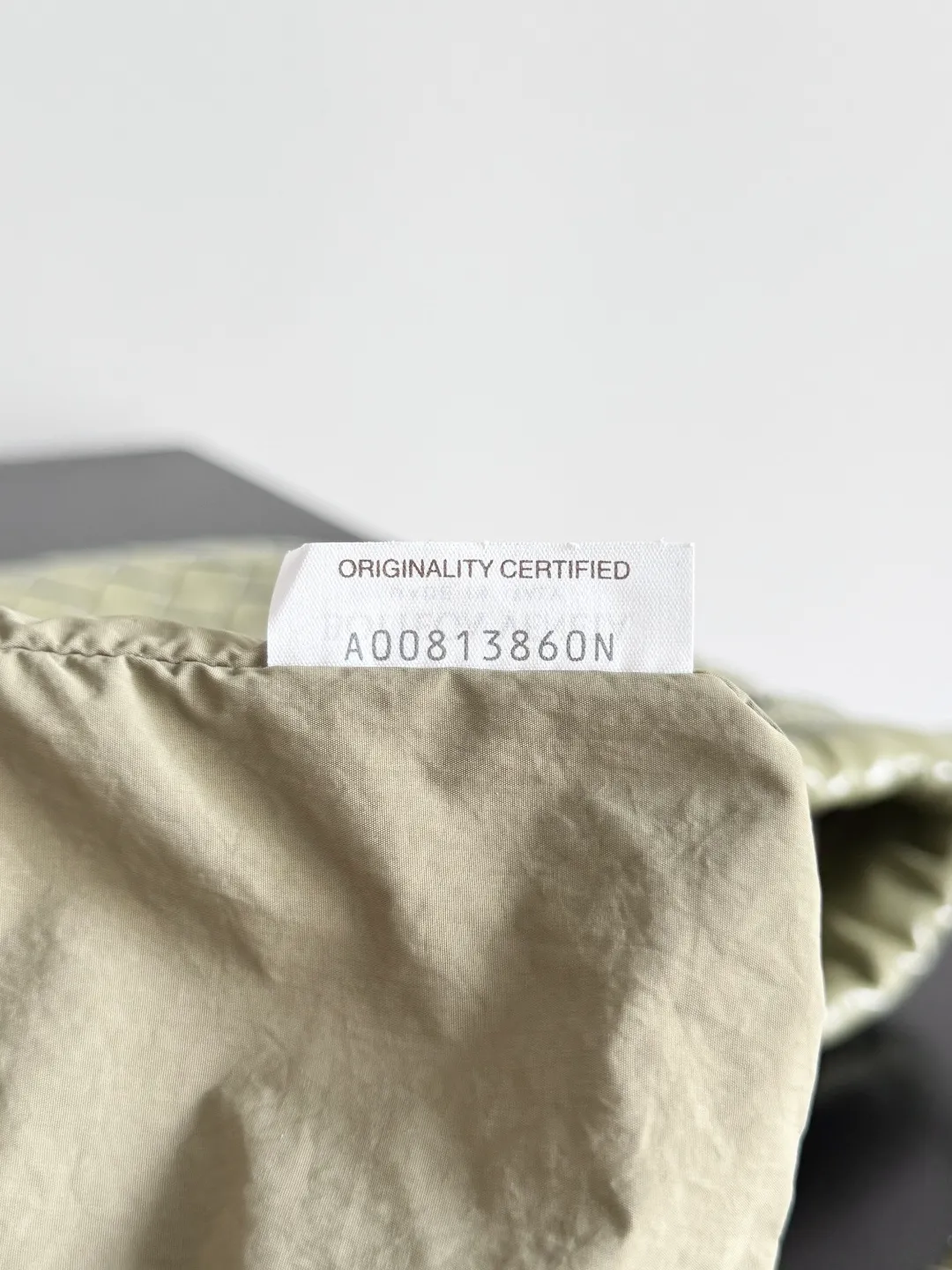 Batch 1560 Armpit bags have become a fashionable item that every girl has in their hands in recent years🛍️. The elegant and simple style has won the love of many people of different ages. However, there is an unavoidable trouble with armpit bags, that is, the capacity is too small, and BOTTEGA VENETA’s new Dustbag Considering people's travel needs, the capacity of garbage bags has been greatly upgraded. Folding umbrellas, water cups, and girls' makeup powder and lipstick can all be accommodated. It is very light and resistant to dirt. Even if you have a lot of things when traveling, it can reduce the burden to a certain extent. The shoulder straps are buckled and can be changed at will. It can be used for hand holding or as the liner of a large bag. After the drawstring is drawn, it looks like a cloud bag. It is very suitable for concave styling when traveling in summer🙋🏻‍♀️ Style number: 796728 Size: 32*23*1cm